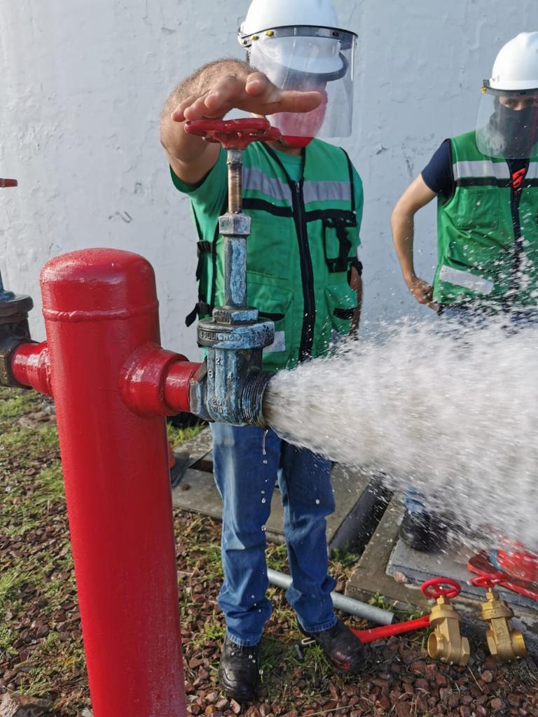 Obrero probando presion de agua en sistema contra incendios